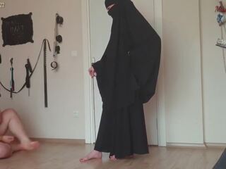 Moslim kindje canes vet slaaf