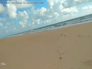 Duke pirë shurrë i fundit ditë në the publike plazh në brazil -aprilbigass-